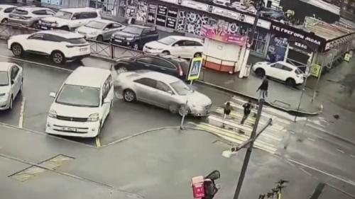 В Иркутске водитель сбил двух школьников, перетащил раненого ребёнка и сбежал.

