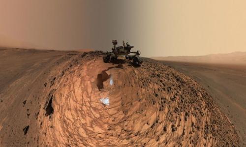 Взбираясь в гору, марсоход Curiosity делает новые селфи. Взбираясь в гору, марсоход Curiosity делает новые селфи.