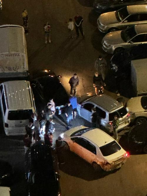 В Красноярске мужик избил подростка, протаранившего его машину.

