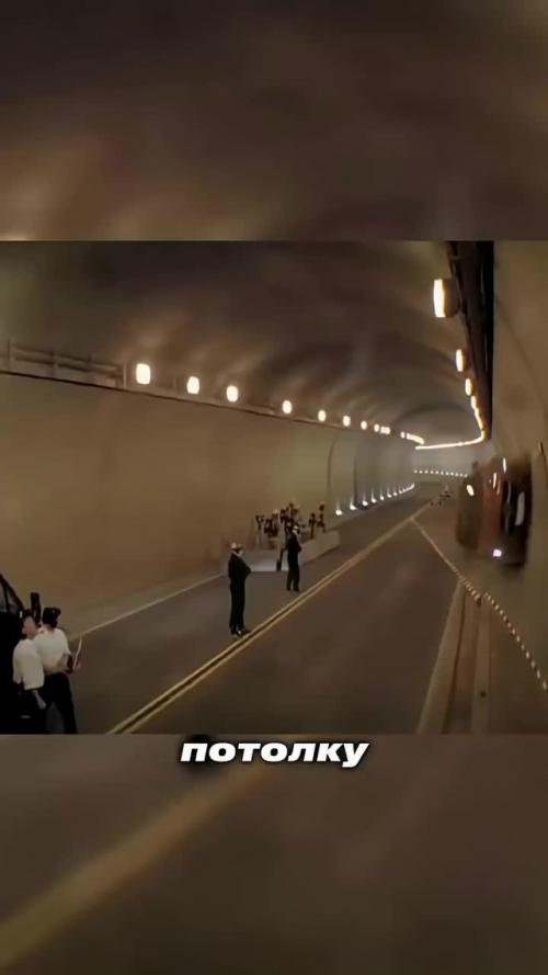 На скорости примерно 130 км/ч автомобиль заезжает на специальную рампу, по дуге поднимается на стену и в итоге оказывается вверх колесами.  