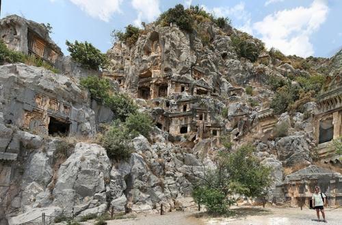 Величественные древние гробницы, высеченные высоко в скалах. 06