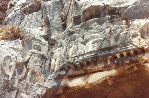 Величественные древние гробницы, высеченные высоко в скалах. 03