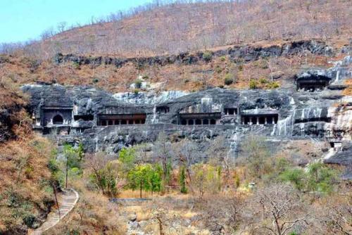 Пещеры Аджанты - уникальный храмово - монастырский пещерный комплекс в Индии. 
