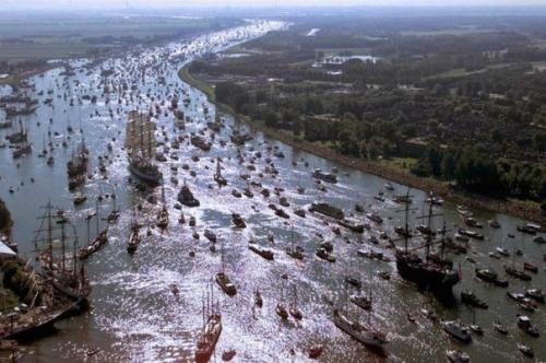 10 фото парада судов в Амстердаме, от которых захочется купить себе кораблик и уйти в море (Re. 04