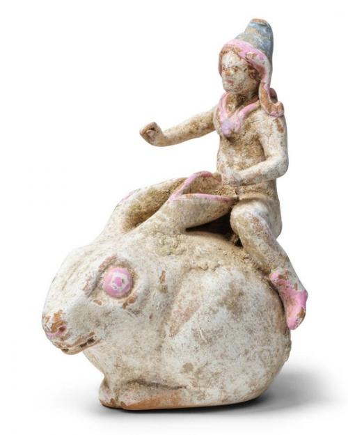 Греческая раскрашенная терракотовая статуэтка мальчика, сидящего на гигантском кролике, южная Италия, Апулия, начало III века н. э. 01