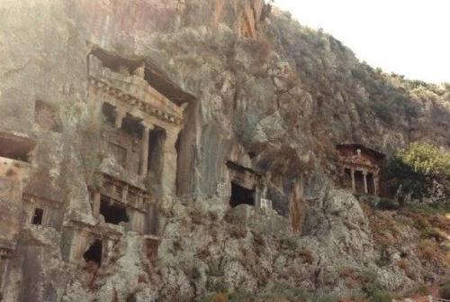 Величественные древние гробницы, высеченные высоко в скалах. 02