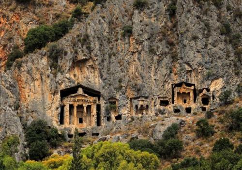 Величественные древние гробницы, высеченные высоко в скалах. 04