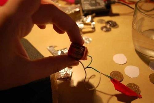 Как сделать батарейку из монет. 03