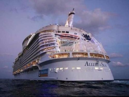 Самым большим пассажирским судном в мире является круизный лайнер Очарование Морей, базирующийся на Багамах.