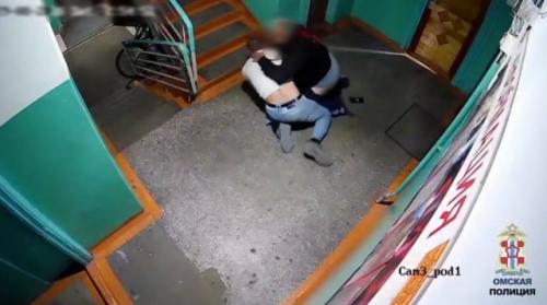 B Омске рецидивист жестоко избил соседа. 01