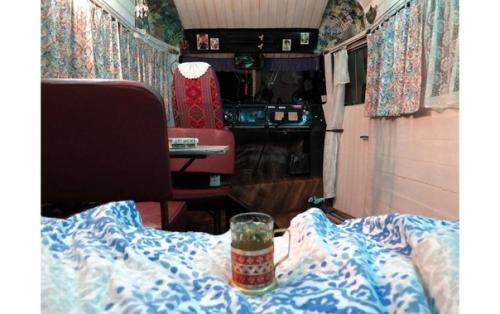 Мужчина сделал дом на колёсах для путешествий по-русски из старого автобуса кавз. 02