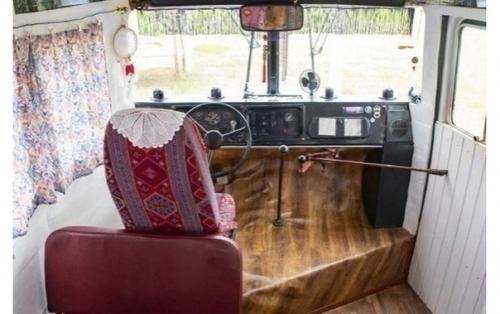 Мужчина сделал дом на колёсах для путешествий по-русски из старого автобуса кавз. 01