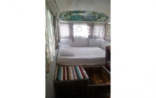 Мужчина сделал дом на колёсах для путешествий по-русски из старого автобуса кавз. 03