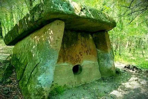 Тайна дольменов.  Дольмены - молчаливые памятники исчезнувшей культуры, одна из самых волнующих загадок современной археологии. 01