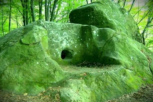 Тайна дольменов.  Дольмены - молчаливые памятники исчезнувшей культуры, одна из самых волнующих загадок современной археологии. 06