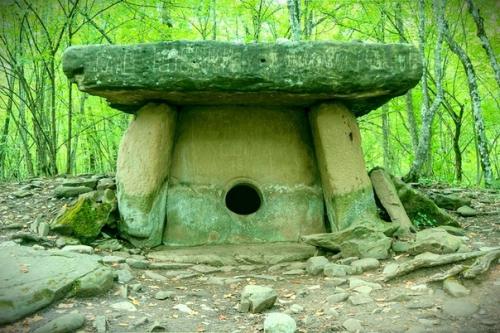 Тайна дольменов.  Дольмены - молчаливые памятники исчезнувшей культуры, одна из самых волнующих загадок современной археологии. 02