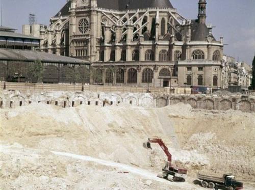 Рынок Les Halles в Париже возник еще в XII веке, но в 1971 году его снесли, чтобы возвести современный торговый комплекс. 01