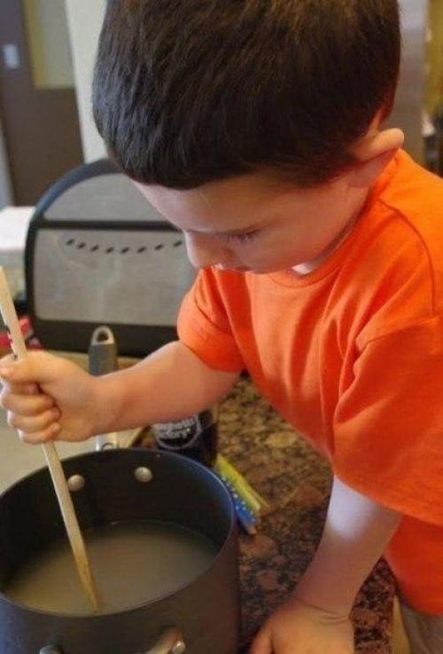 Мы выращиваем сладкие кристаллы. 

