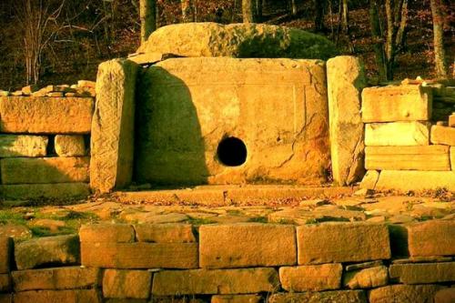 Тайна дольменов.  Дольмены - молчаливые памятники исчезнувшей культуры, одна из самых волнующих загадок современной археологии. 03