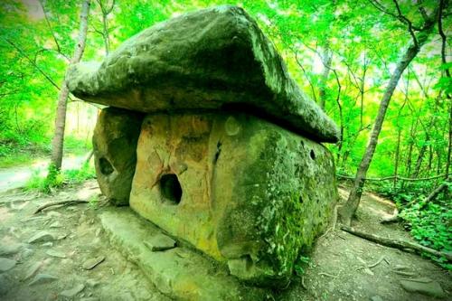 Тайна дольменов.  Дольмены - молчаливые памятники исчезнувшей культуры, одна из самых волнующих загадок современной археологии. 04