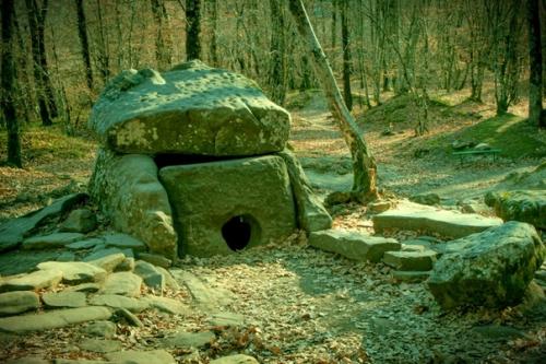 Тайна дольменов.  Дольмены - молчаливые памятники исчезнувшей культуры, одна из самых волнующих загадок современной археологии. 07
