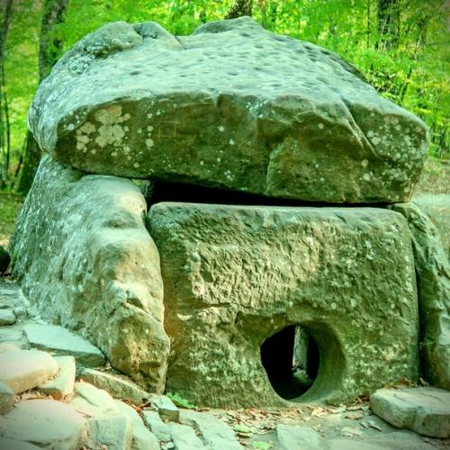 Тайна дольменов.  Дольмены - молчаливые памятники исчезнувшей культуры, одна из самых волнующих загадок современной археологии. 05