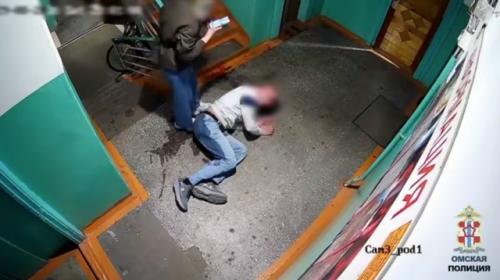 B Омске рецидивист жестоко избил соседа. 02