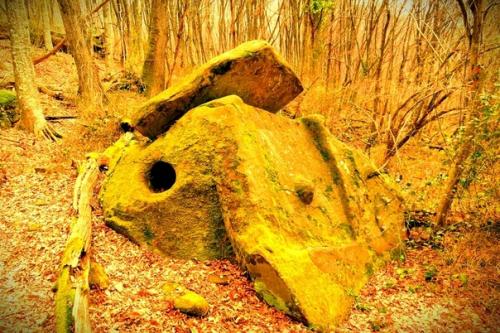 Тайна дольменов.  Дольмены - молчаливые памятники исчезнувшей культуры, одна из самых волнующих загадок современной археологии. 08