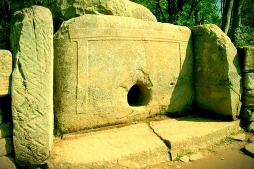 Тайна дольменов.  Дольмены - молчаливые памятники исчезнувшей культуры, одна из самых волнующих загадок современной археологии. 09